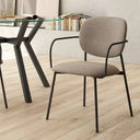 Silla de comedor tapizada gris con reposabrazos y patas metálicas negras, diseño moderno y sencillo.