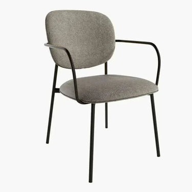 Silla de comedor tapizada gris con patas metálicas negras y reposabrazos, diseño moderno y cómodo acolchado.