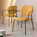 Silla de comedor tapizada mostaza con reposabrazos, asiento acolchado y patas metálicas negras en pack de 2 unidades.