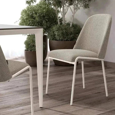 Pack de 4 sillas de comedor CALGARI tapizadas con patas negras y diseño moderno nórdico en varios colores