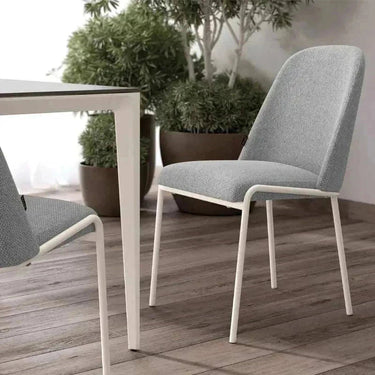 Pack de 4 sillas de comedor CALGARI tapizadas con patas negras y chasis de hierro pintado, diseño moderno nórdico.