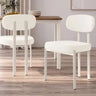 Silla de comedor tapizada color nácar con patas blancas y diseño moderno, ergonómica y acolchada para confort.