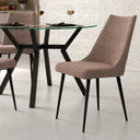 Silla de comedor tapizada en tono marrón topo, con asiento y respaldo de tela y patas metálicas negras.