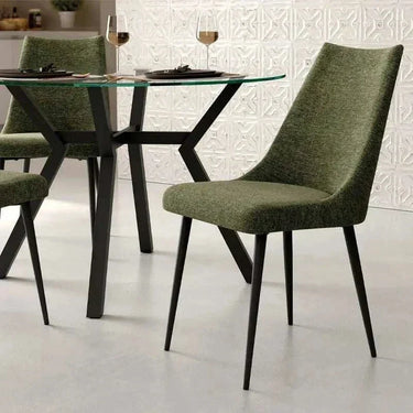 Silla de comedor verde oliva, tapizada en tejido texturizado con respaldo alto y patas metálicas negras estilizadas.