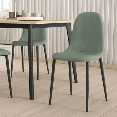 Silla de comedor verde musgo tapizada en microfibra, con respaldo curvo y patas metálicas negras sin reposabrazos.