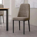 Silla de comedor OSLO tapizada en tejido gris topo con respaldo alto y patas metálicas negras delgadas.