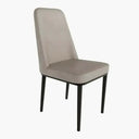 Silla de comedor tapizada en gris topo, con respaldo alto curvo y patas metálicas negras de líneas rectas.