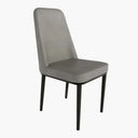 Silla de comedor gris tapizada en tejido liso, con respaldo alto y patas metálicas negras estilizadas.
