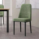 Silla de comedor verde de tejido texturizado, con respaldo y asiento tapizados y patas metálicas negras.