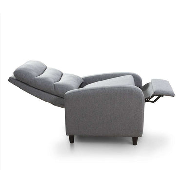 Sillón Relax gris tapizado en tejido suave, reclinado con respaldo acolchado y reposapiés extensible; patas negras.