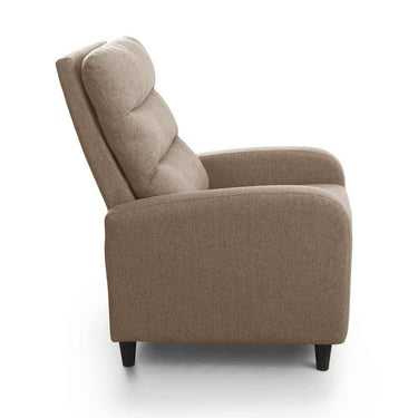 Sillón Relax marrón de tejido, con respaldo alto y acolchado, brazos rectos y patas negras cortas.