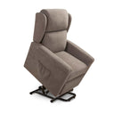 Sillón relax marrón de tejido suave, con respaldo alto, brazos acolchados y mecanismo metálico Power-Lift visible en la base.