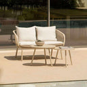 Sillón de jardín Abura con cojines beige en terraza moderna