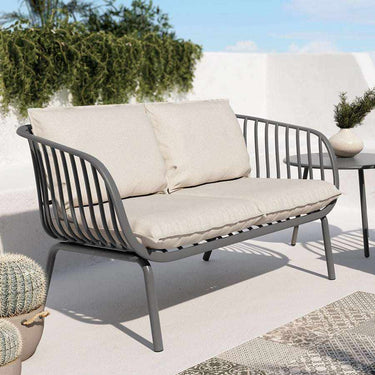 Sillón de jardín ABURA con cojines beige y estructura metálica