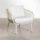 Sillón de jardín modelo ABURA con cojines beige en terraza moderna