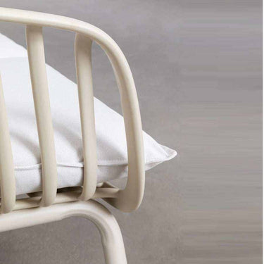 sillón de jardín mod abura con cojines beige en terraza moderna